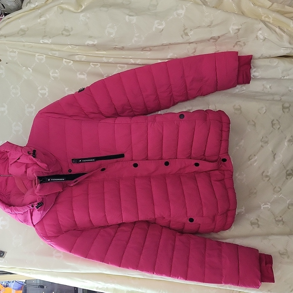 BCBGMAXAZRIA. Feather free eco-friendly fill. Hot pink woman coat. Size M.